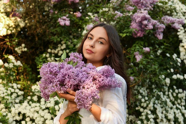 迷人的年轻女子 在户外开紫丁香花 — 图库照片