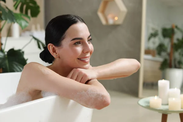 Hermosa Mujer Joven Tomando Baño Burbujas Casa —  Fotos de Stock