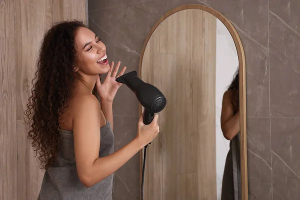 Beautiful African American Woman Singing While Using Hair Dryer Mirror — Stock Photo, Image