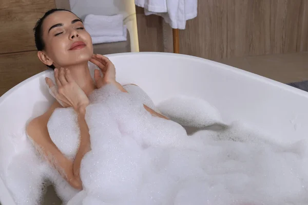 Mulher Tomando Banho Com Gel Chuveiro Dentro Casa — Fotografia de Stock