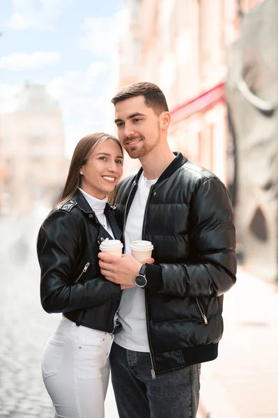 Mooi Jong Echtpaar Met Koppen Koffie Samen Straat Romantisch Afspraakje — Stockfoto