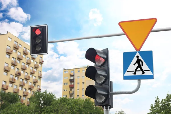 Şehir Caddesinde Farklı Yol Işaretleri Trafik Işıkları — Stok fotoğraf