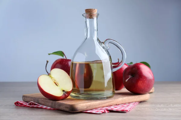 Jarra Sabroso Jugo Manzanas Rojas Maduras Frescas Sobre Mesa Madera — Foto de Stock