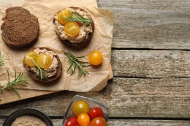 Lezzetli ezmeli, domatesli ve ahşap masada biberiyeli dilimler. Metin için boşluk