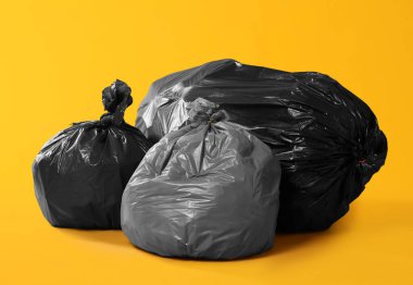 Sarı arka planda çöp torbaları