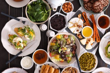 Kahvaltı için açık büfe masasında bir sürü farklı yemek servis edildi.