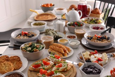 Brunch için açık büfe masasında birçok farklı yemek sunuluyor.
