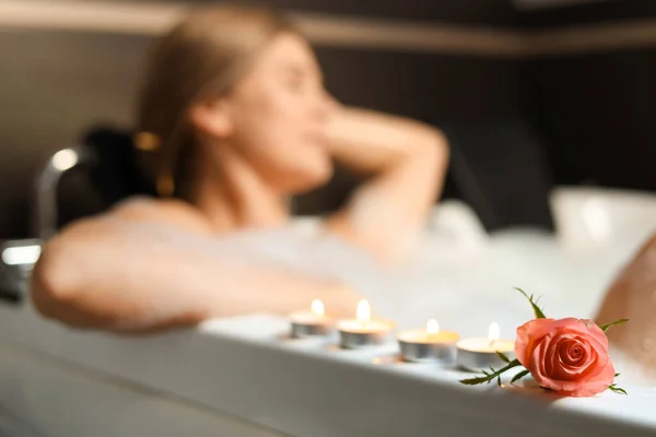 Mulher Tomando Banho Espuma Dentro Casa Foco Flor Ambiente Romântico — Fotografia de Stock