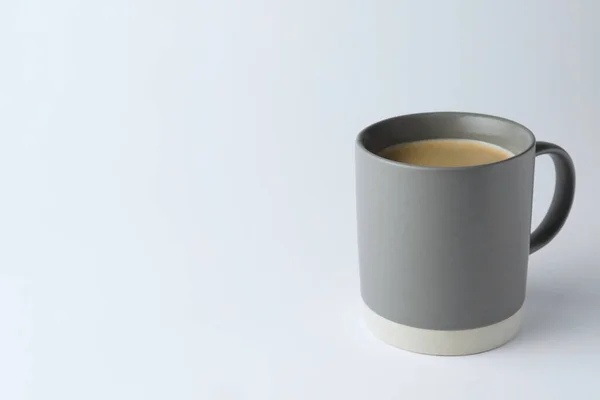 Grå Mugg Med Nybryggt Varmt Kaffe Vit Bakgrund Utrymme För — Stockfoto