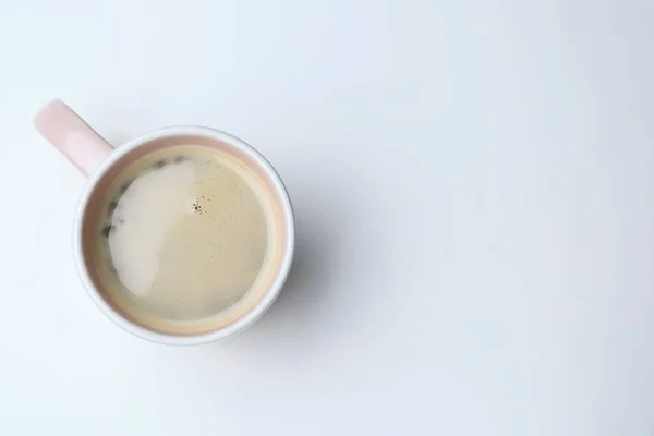 Beker Van Vers Gebrouwen Hete Koffie Witte Achtergrond Bovenaanzicht Ruimte — Stockfoto