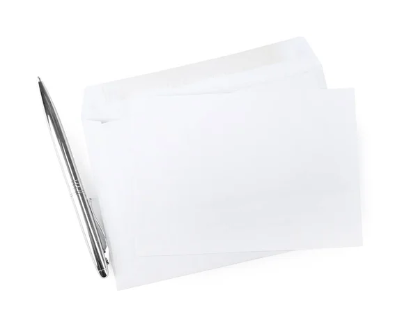 白色背景的空白字母和钢笔包裹 顶部视图 — 图库照片