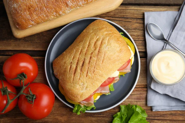 Leckeres Sandwich Mit Gemüse Schinken Und Mayonnaise Auf Holztisch Serviert — Stockfoto