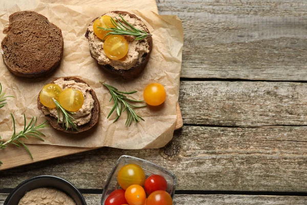 Lezzetli ezmeli, domatesli ve ahşap masada biberiyeli dilimler. Metin için boşluk