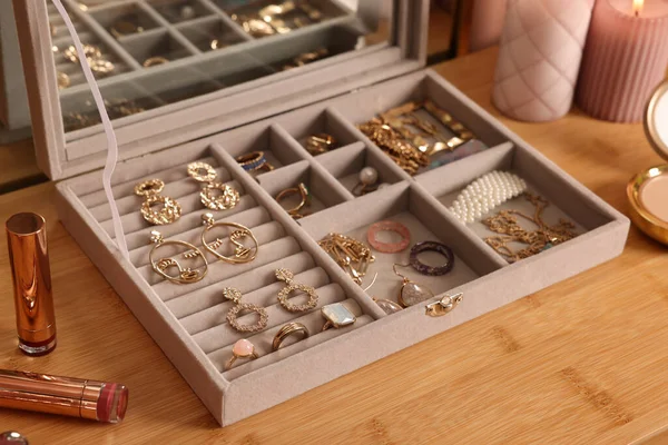 Κομψό Κουτί Κοσμήματα Όμορφη Bijouterie Και Προϊόντα Μακιγιάζ Ξύλινο Τραπέζι — Φωτογραφία Αρχείου