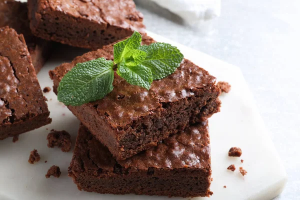 Heerlijke Chocolade Brownies Met Verse Munt Tafel Close — Stockfoto