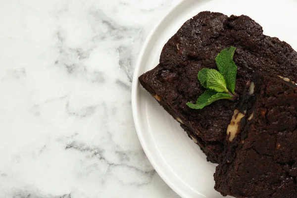 Deliciosos Brownies Com Nozes Hortelã Mesa Mármore Branco Vista Superior — Fotografia de Stock