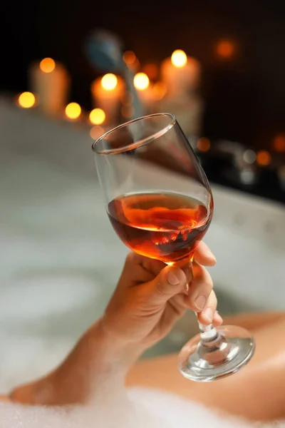 Γυναίκα Πίνει Κρασί Ενώ Κάνει Αφρόλουτρο Κοντινό Πλάνο Ρομαντικό Περιβάλλον — Φωτογραφία Αρχείου
