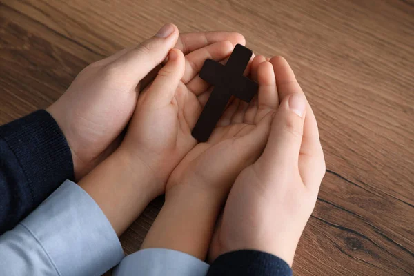 Pojken Och Hans Gudförälder Håller Kors Vid Träbordet Närbild — Stockfoto