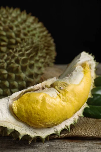 Świeże Dojrzałe Owoce Duriana Drewnianym Stole Zbliżenie — Zdjęcie stockowe