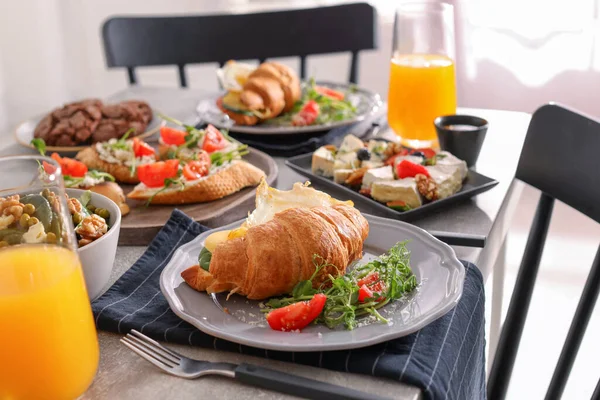 Smaklig Croissant Smörgås Och Många Olika Rätter Serveras Buffébord För — Stockfoto