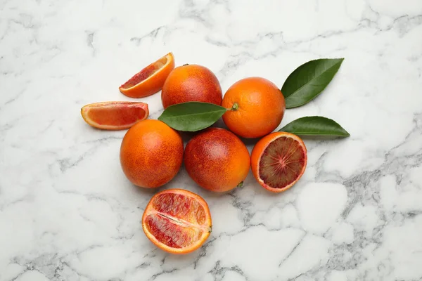 Många Mogna Sicilianska Apelsiner Och Blad Vit Marmor Bord Platt — Stockfoto