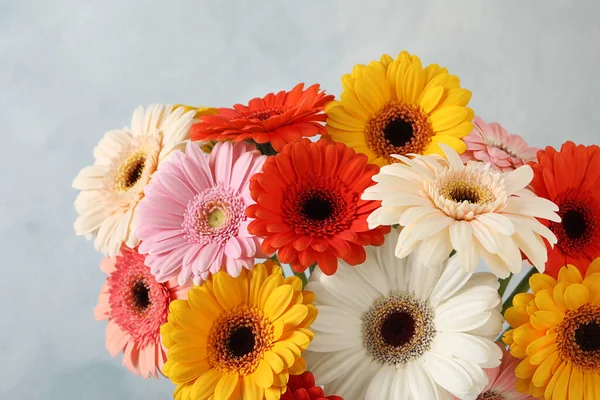 Ramo Hermosas Flores Gerberas Colores Sobre Fondo Azul Claro Primer — Foto de Stock