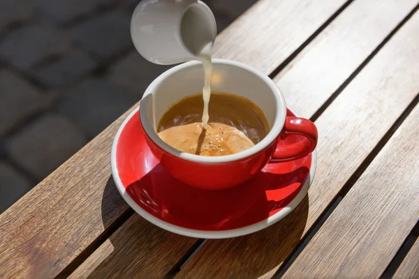 Het Gieten Van Melk Kopje Aromatische Hete Koffie Aan Houten — Stockfoto