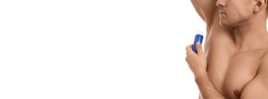 Beyaz arkaplandaki koltukaltına deodorant süren adam, metin için boşluğu olan yakın plan görüntüsü. Pankart tasarımı