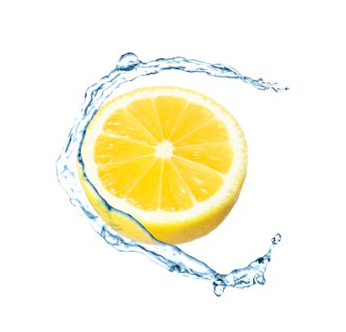 Taze limon ve beyaz arka planda akan su.