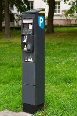 Dışarıdaki yeşil çimlerin yanında park metresi var. Modern aygıt