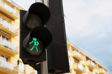 Şehirde yaya trafik ışığı olan bir posta.