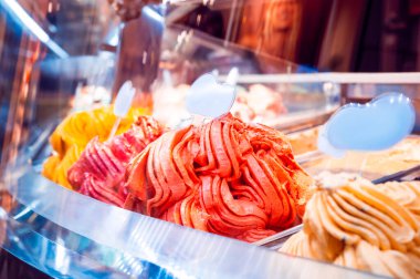 Farklı türde dondurma ve yakın çekim manzaralı bir gösteri.