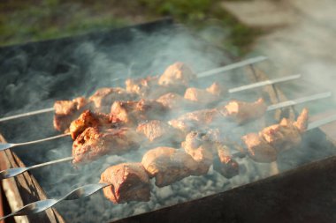 Açık havada metal renginde leziz et pişiriyorum.