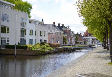 Binaları, köprüsü ve güzel kanalı olan şehir manzarası