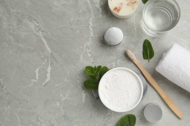 Açık gri mermer masa üzerinde diş pudrası ve nane ile düz bileşim, metin için boşluk