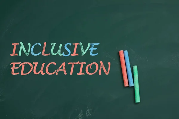 Frase Inclusiva Educación Tiza Colores Tablero Verde Plano Laico — Foto de Stock