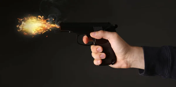 Νθρωπος Πυροβολεί Όπλο Μαύρο Φόντο Κοντινό Πλάνο Σχεδιασμός Banner — Φωτογραφία Αρχείου
