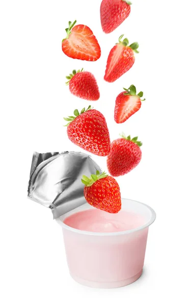 Viele Frische Rote Erdbeeren Fallen Plastikbecher Mit Joghurt Auf Weißem — Stockfoto