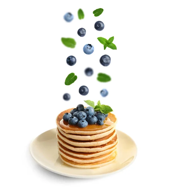 Blueberry Segar Dan Daun Mint Jatuh Pancake Ditumpuk Dengan Latar — Stok Foto