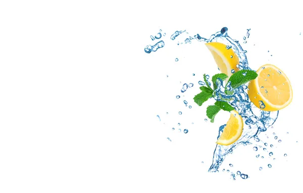 Свіжий Стиглий Лимон Ята Бризкаюча Вода Білому Тлі — стокове фото