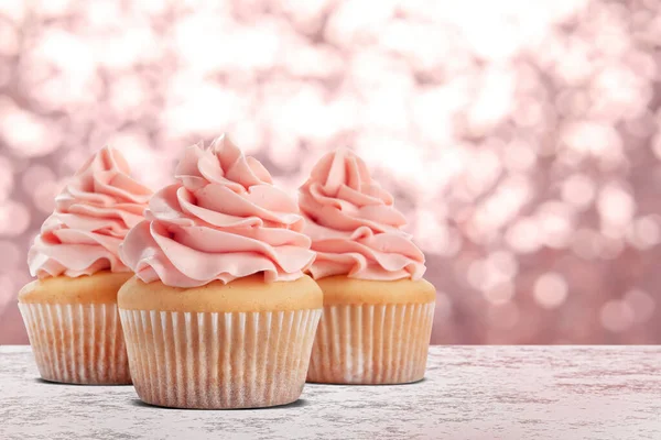 Deliciosos Cupcakes Aniversário Mesa Branca Contra Luzes Turvas Espaço Para — Fotografia de Stock