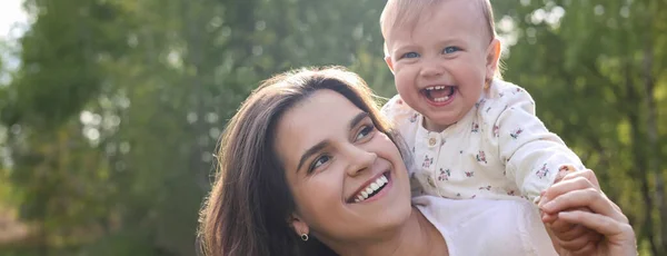 Mãe Feliz Brincando Com Seu Bebê Bonito Parque Dia Ensolarado — Fotografia de Stock