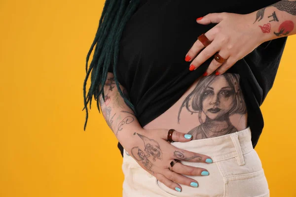 Mujer Joven Con Tatuajes Cuerpo Sobre Fondo Amarillo Primer Plano —  Fotos de Stock