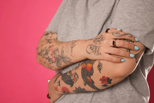 Femme Avec Tatouages Sur Les Bras Sur Fond Rose Gros — Photo