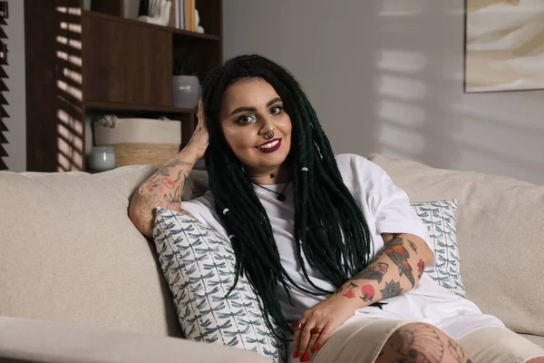 Hermosa Joven Con Tatuajes Cuerpo Piercing Nariz Rastas Casa — Foto de Stock