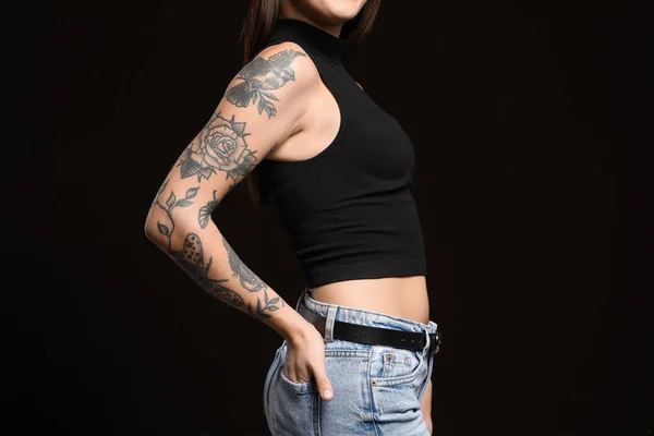 Kolunda Siyah Arka Planda Dövmeleri Olan Güzel Bir Kadın Yakın — Stok fotoğraf