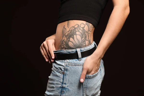 Donna Con Tatuaggi Sul Corpo Sfondo Nero Primo Piano — Foto Stock