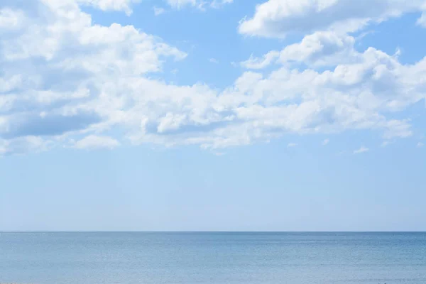 Bulutlu Gökyüzünün Altında Sakin Deniz Manzarası — Stok fotoğraf