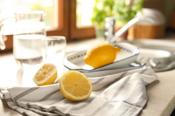 Metà Limone Fresco Maturo Sul Piano Lavoro Cucina Spazio Testo — Foto Stock