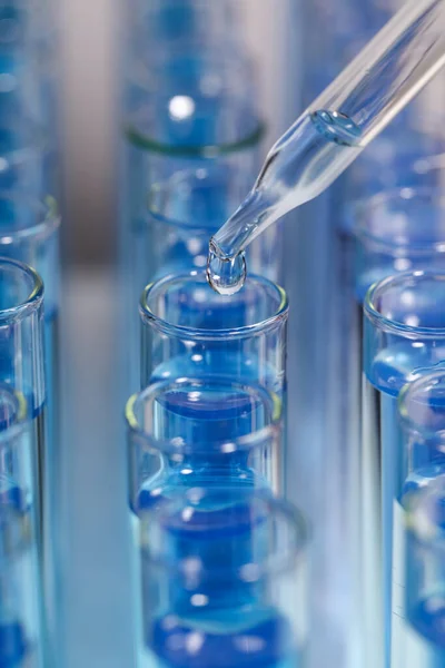 Csöpög Reagens Kémcsőbe Kék Folyadék Fény Háttér Közelkép Laboratóriumi Elemzés — Stock Fotó